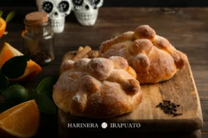 Pan de muerto con cubierta de azúcar y miga visible